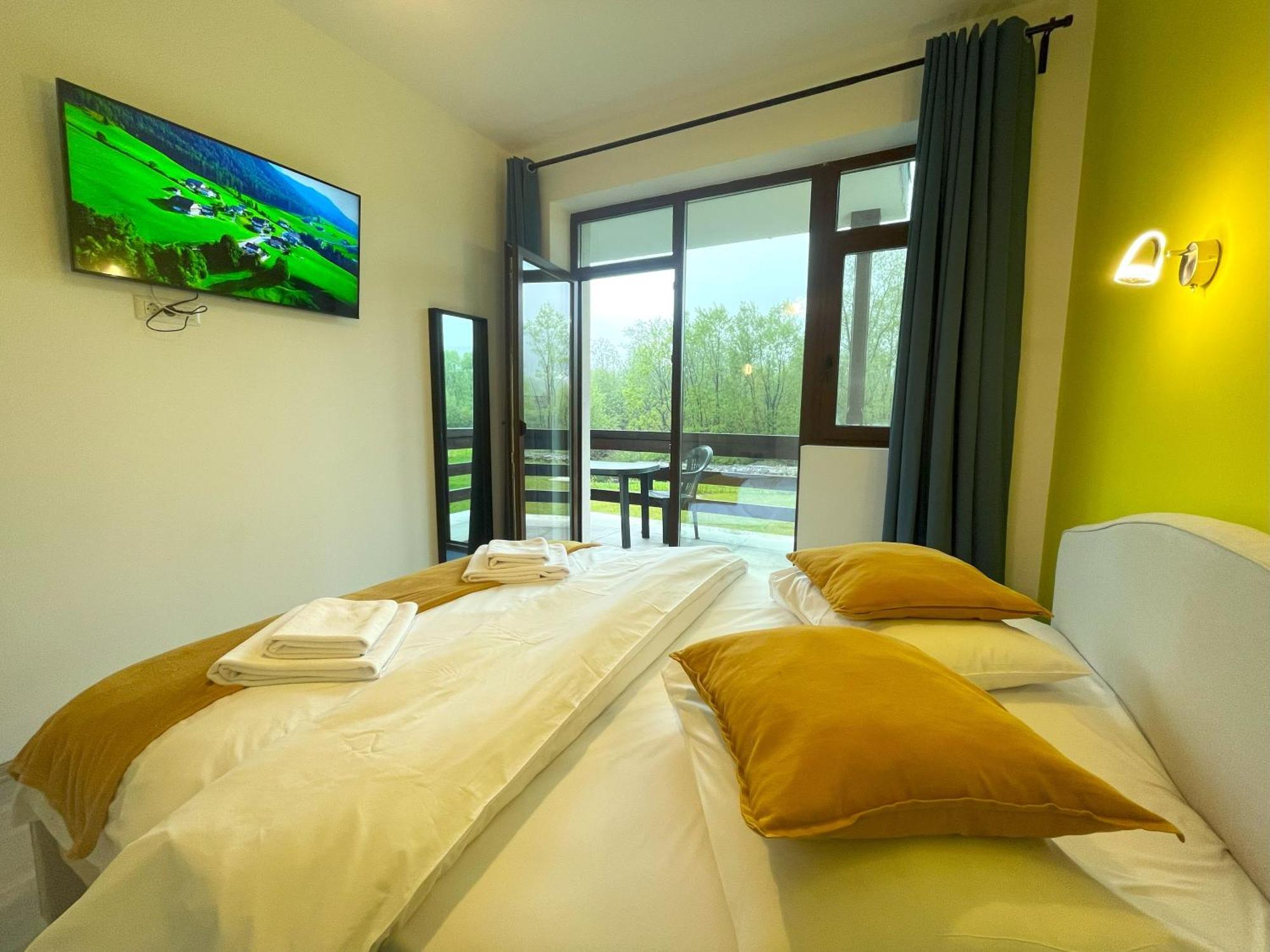Cozy Riverfront Apartments With Garden And Mountain View บุชเตนี ภายนอก รูปภาพ